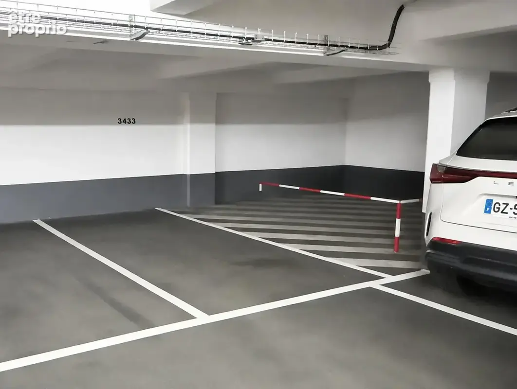 Photo 1 - Parking à PARIS-15E