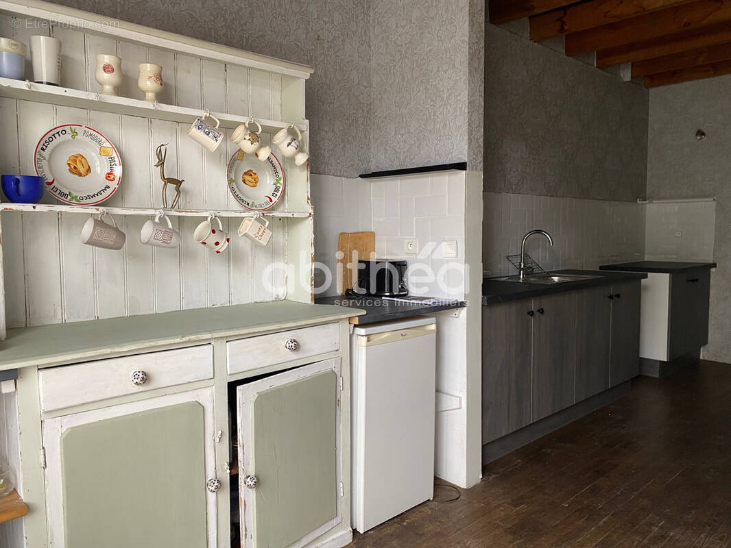 Maison à LES SALLES-LAVAUGUYON