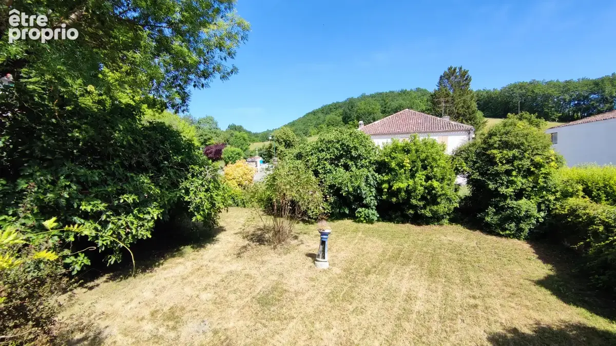 Maison de hameau à restaurer avec terrasse, caves et jardin cloturé - photo 2