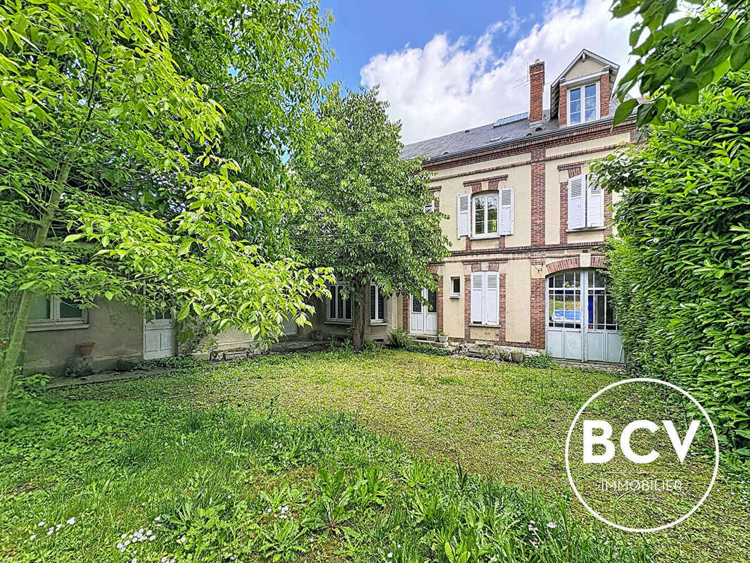 Maison de caractère et dépendances d'environ 320 m² - photo 4