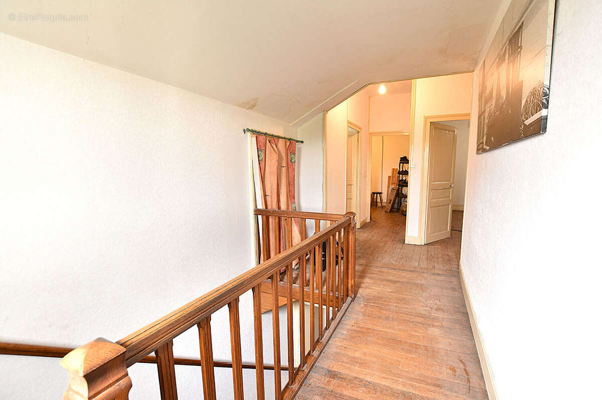 Charmante maison de bourg avec cinq chambres et dépendances sur parcelle de 790 m² : - photo 6