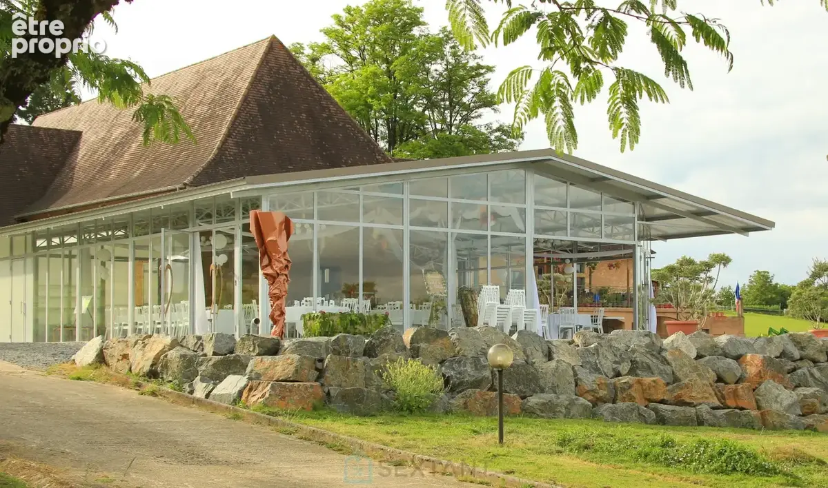 Somptueux domaine de 27 hectares dédié à l'événementiel, offrant un bâti immobilier d'environ 1800m² avec piscines et 5 étangs a - photo 10