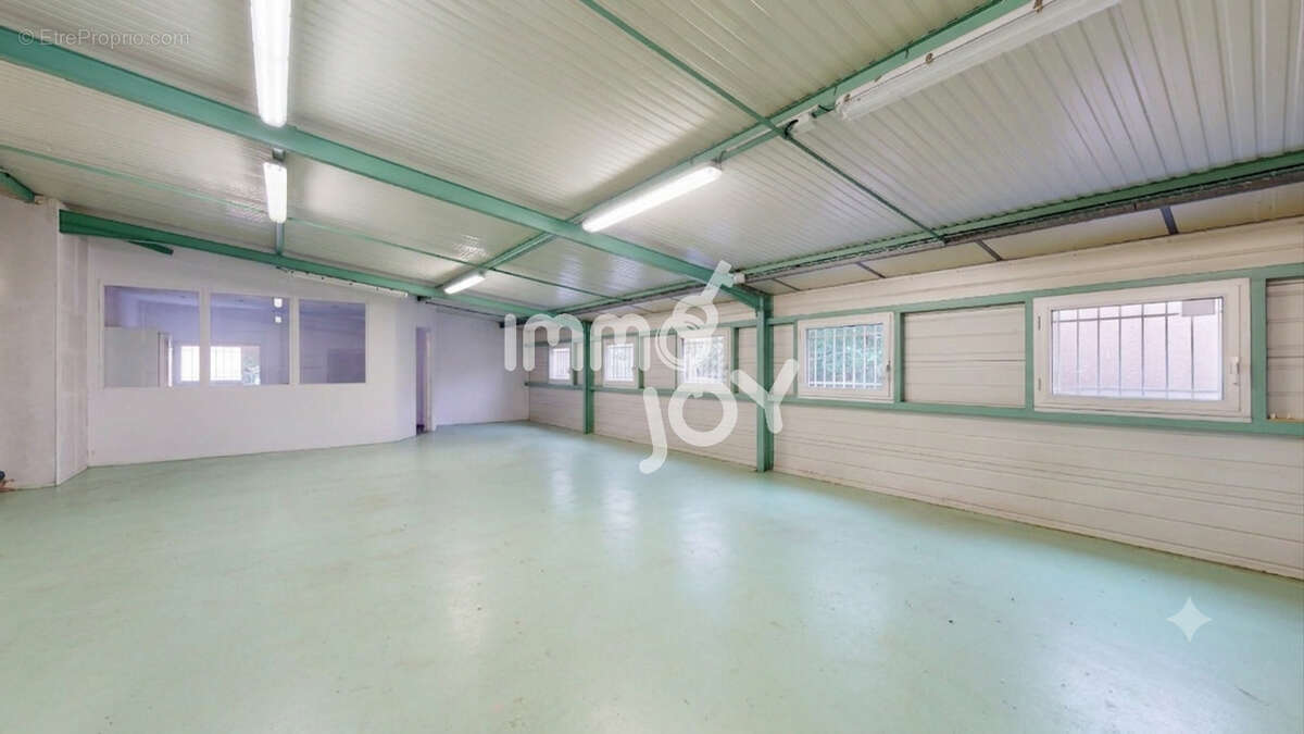 A vendre local d'activité + Appartement - photo 3