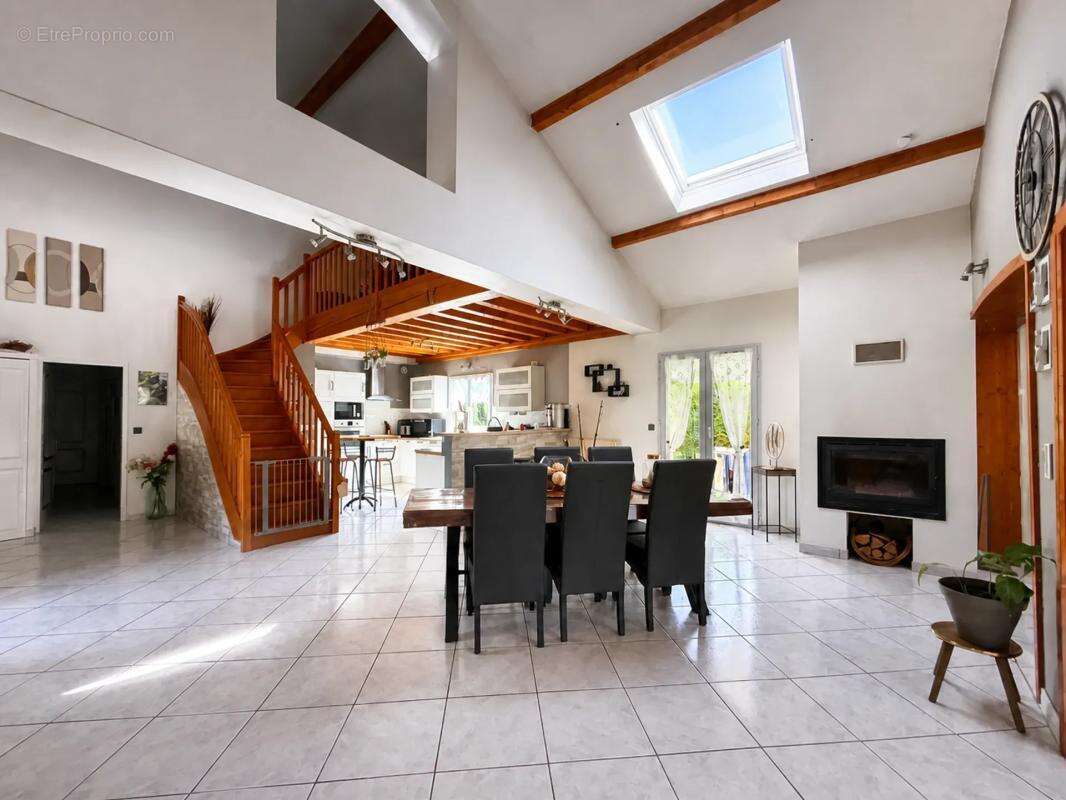 Maison de 7 pièces de 180 m² à Jassans-Riottier - photo 9
