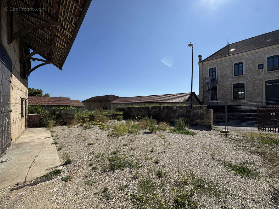 Maison à SAINT-VICTOR-DE-MORESTEL