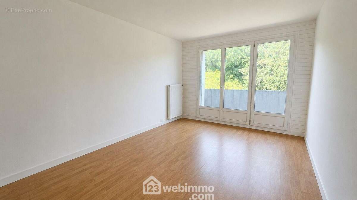 Une troisième grande chambre de 14 m² avec son balcon.
