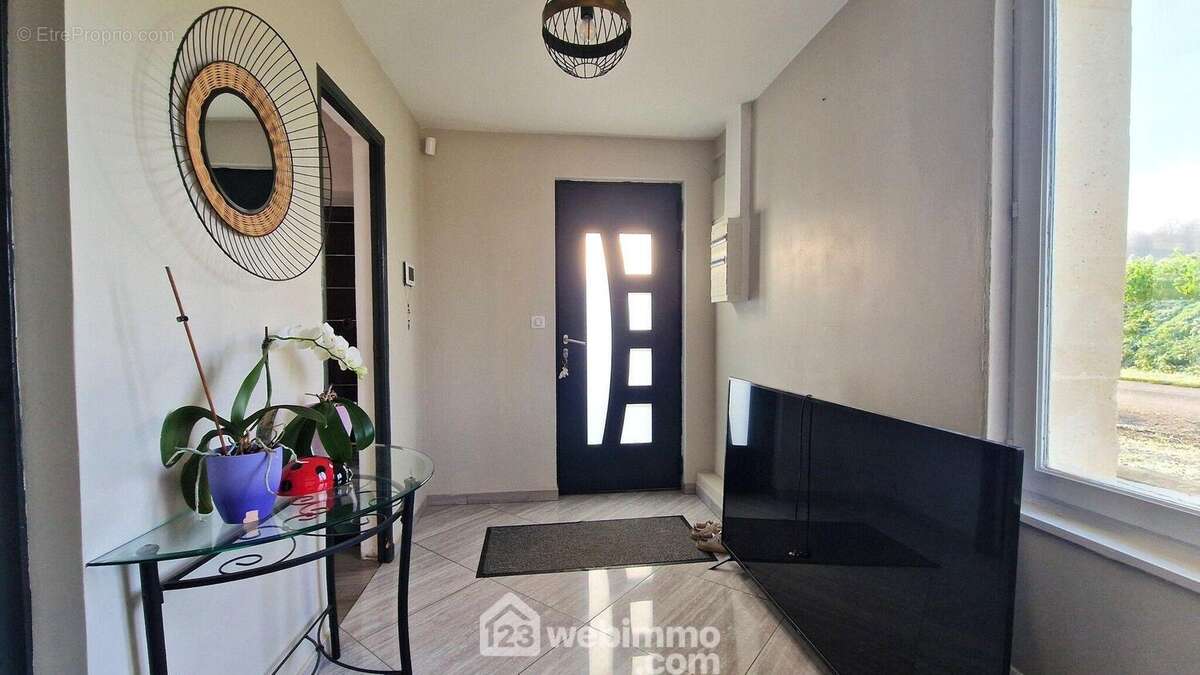 Une entrée spacieuse dessert... - Maison à SAINT-GOBAIN