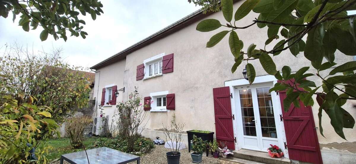 Belle Maison de Village et de Caractère de 1815 de 155 m² Rénover et Entretenue avec Goût avec sa Cour avant et Terrasse de 115  - photo 6