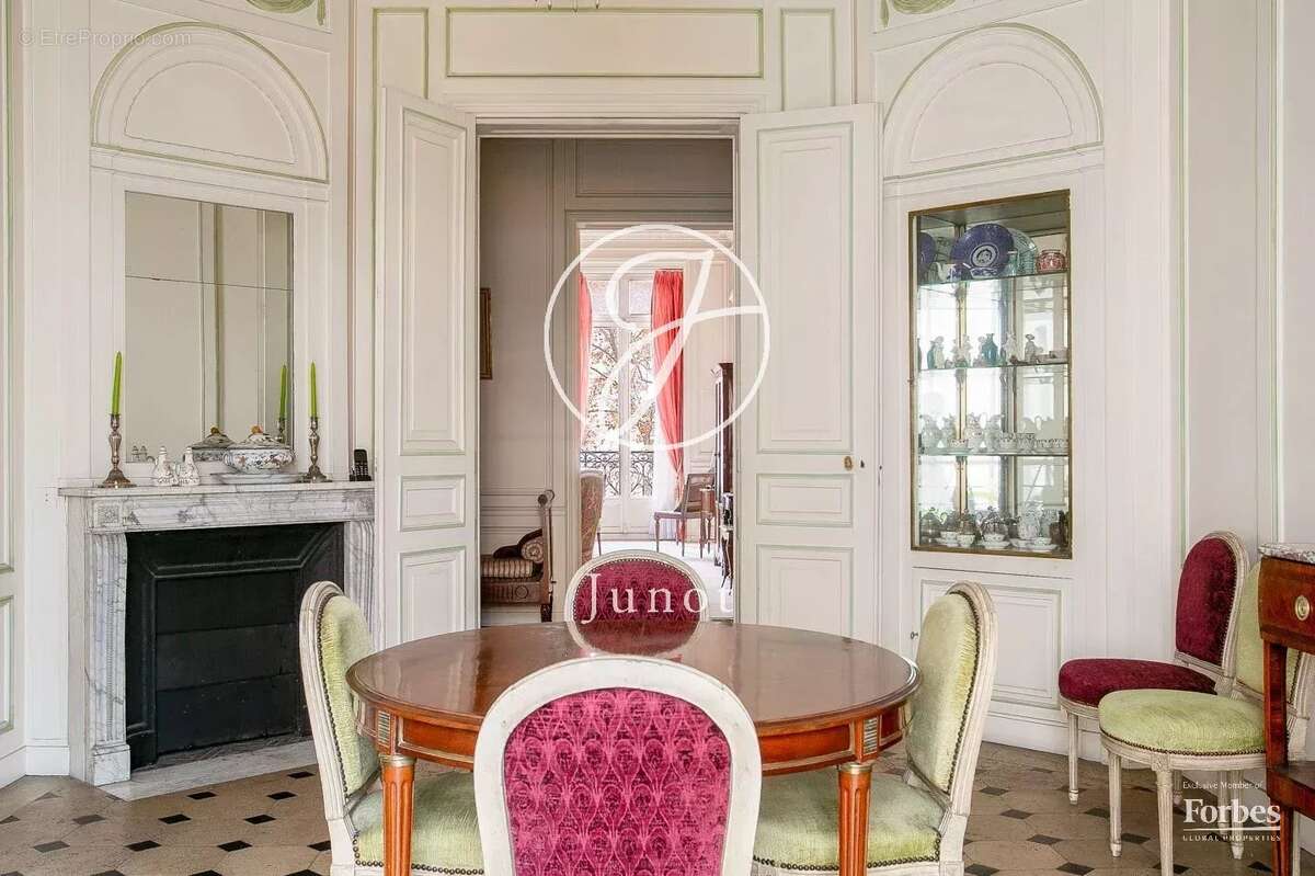 Appartement à PARIS-16E