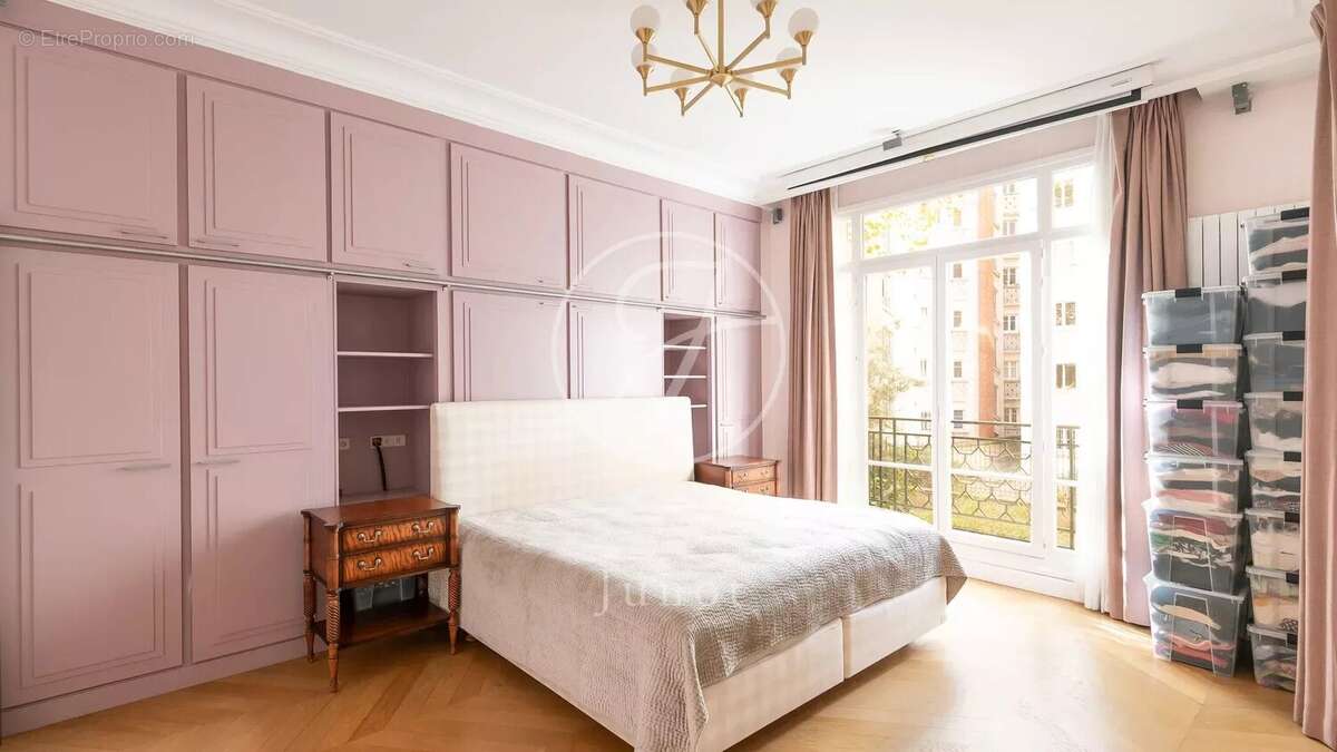 Appartement à PARIS-16E