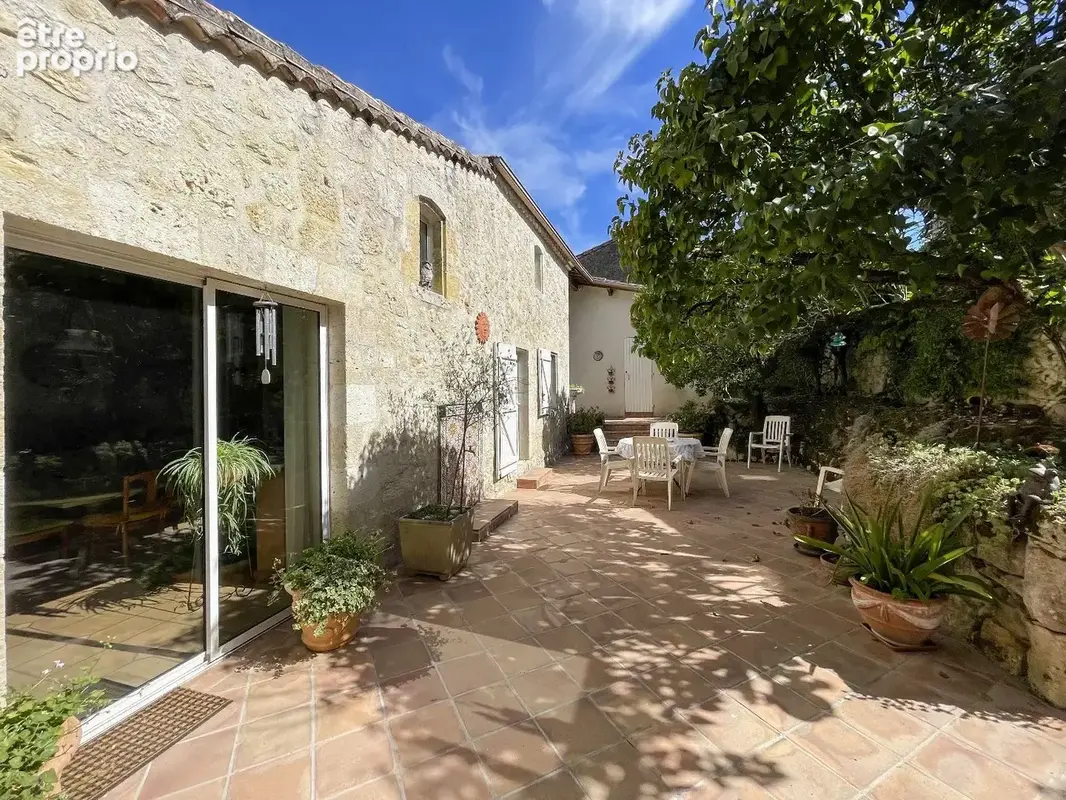 Une maison en pierres autour de sa piscine - photo 15