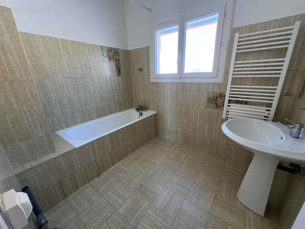 Appartement à FOURQUES