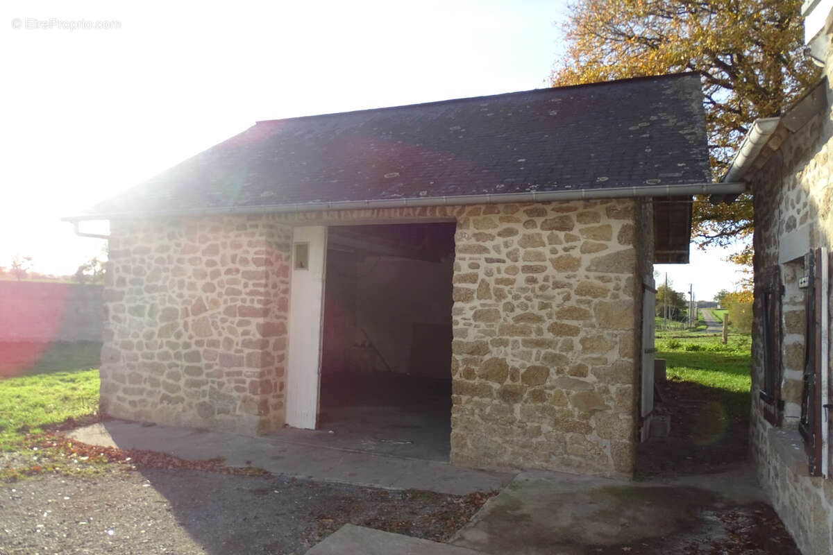Maison à MONTSURS