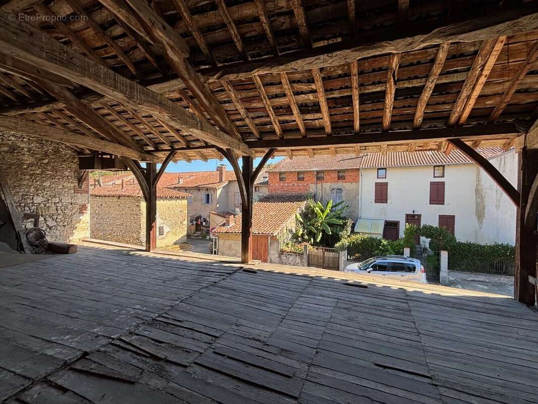 Maison à MONTBRUN-BOCAGE