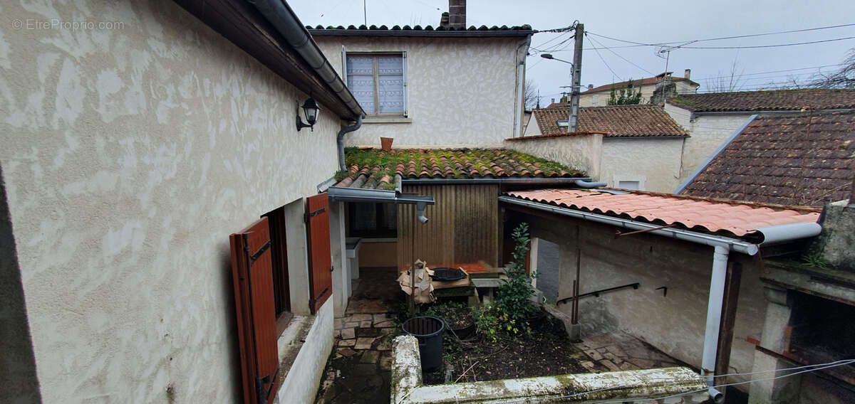 Maison à SAINT-MEME-LES-CARRIERES