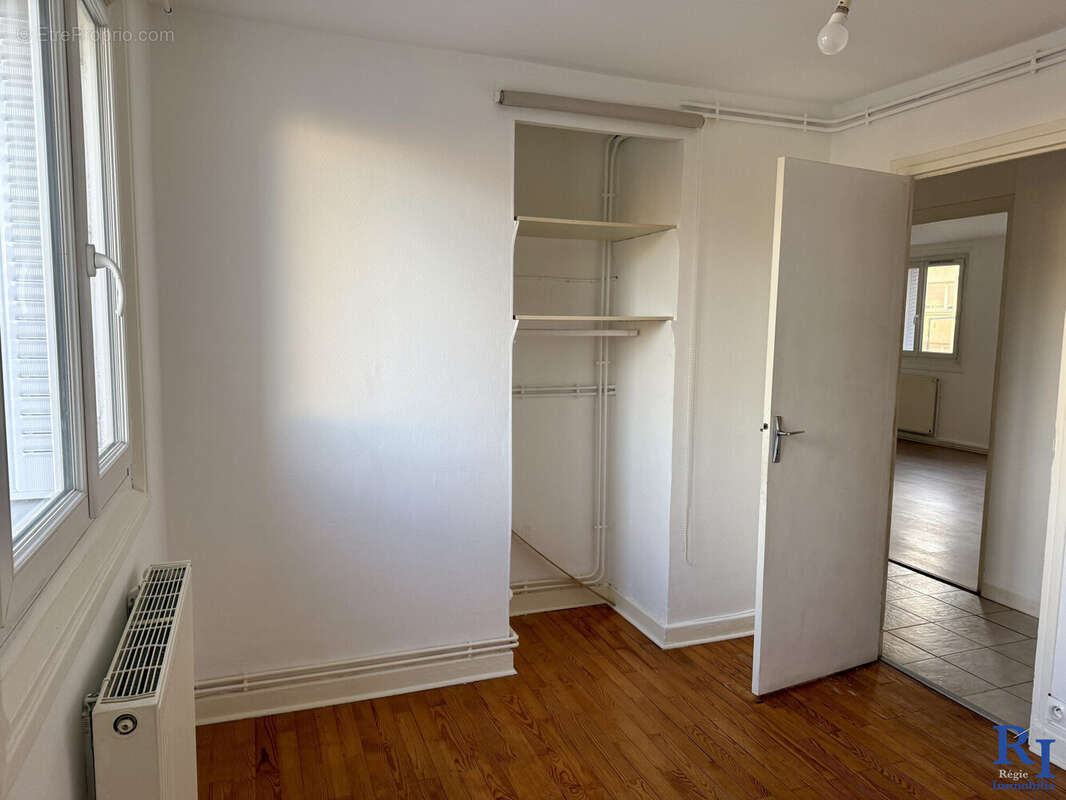 Rangements de la chambre 2 - Appartement à GRENOBLE