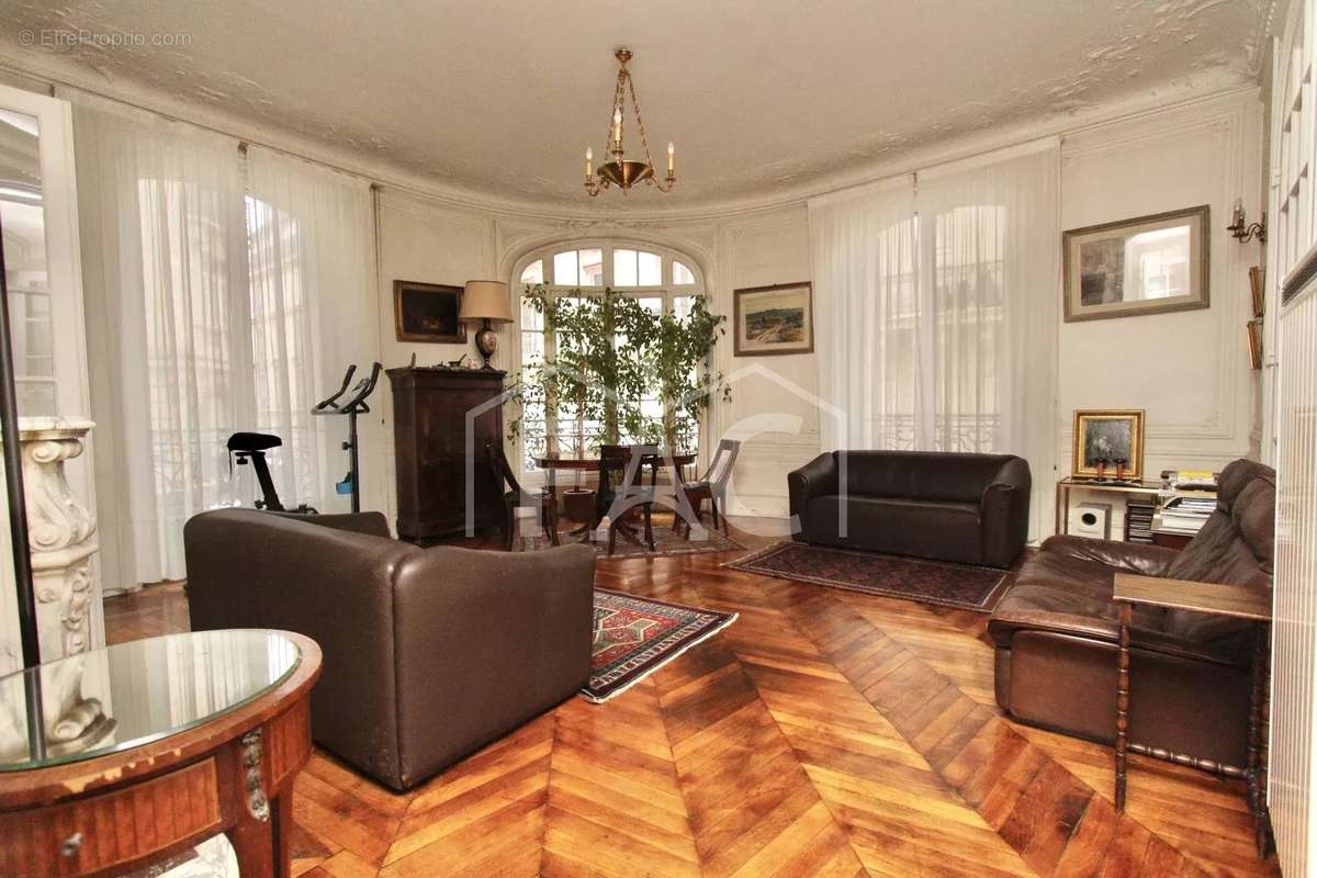 Appartement à PARIS-17E