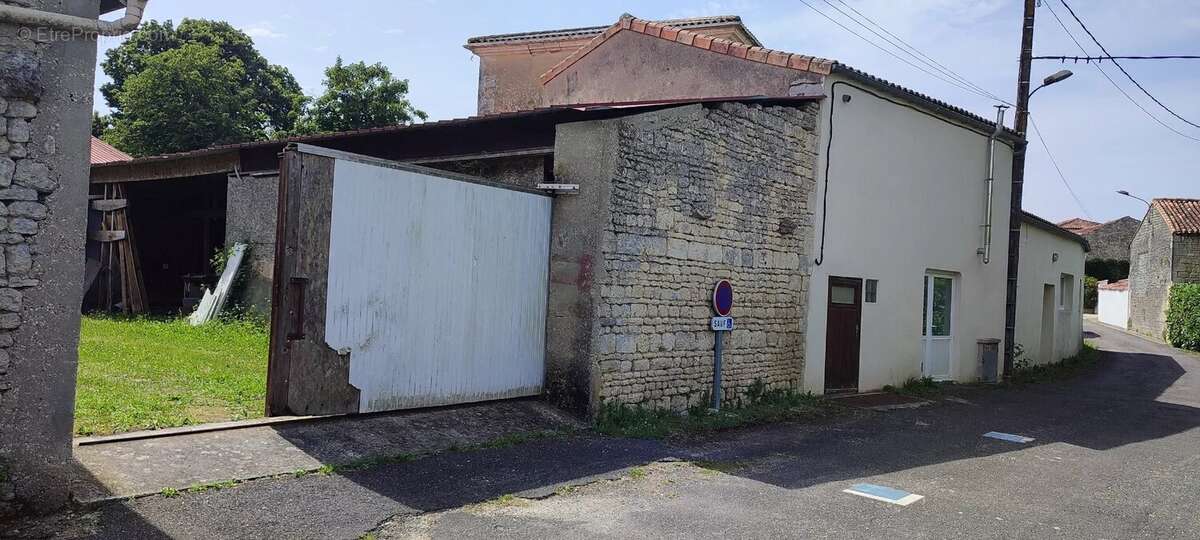 Maison Charentaise à rénover avec plusieurs dépendances et un grand jardin - photo 4