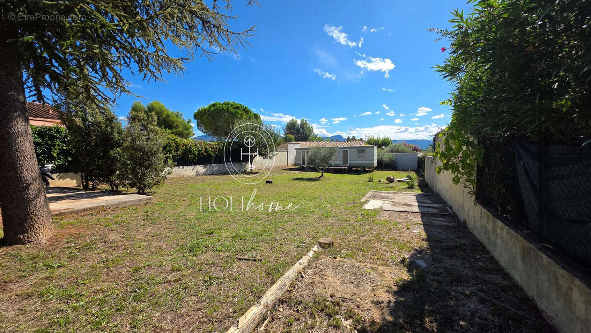 Terrain à POURRIERES