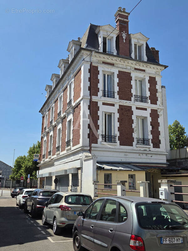 Commerce à MANTES-LA-JOLIE