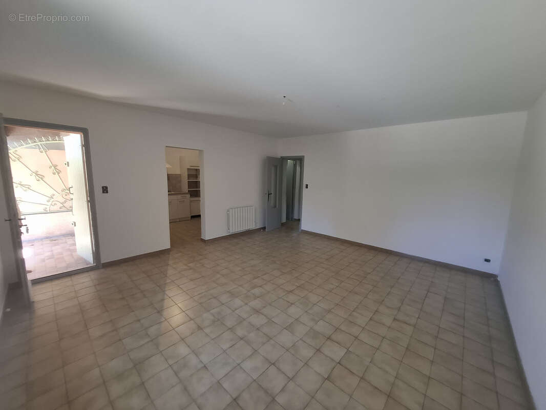 Maison de plain-pied avec cour et parking - photo 5