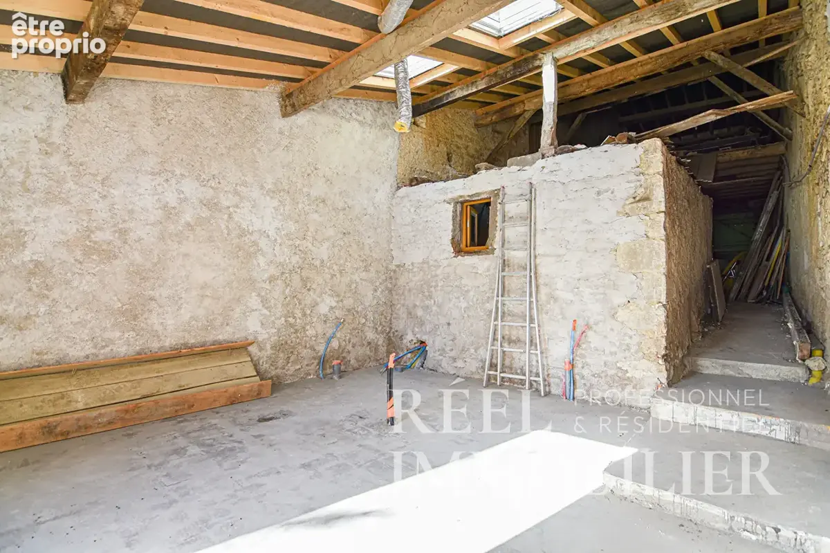 Maison de village en pierre à rénover avec cour et jardin - photo 3
