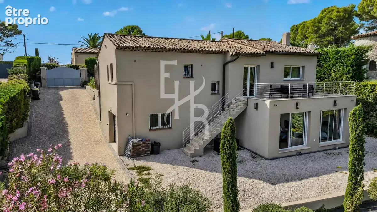 Villa d’exception au cœur d’un domaine recherché - photo 3