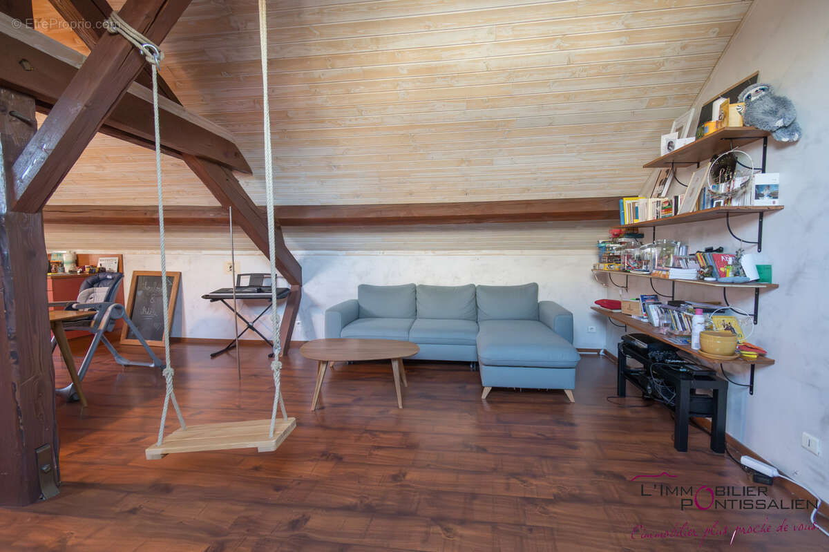 Pontarlier - centre ville : appartement atypique de type 2 avec cave - photo 12