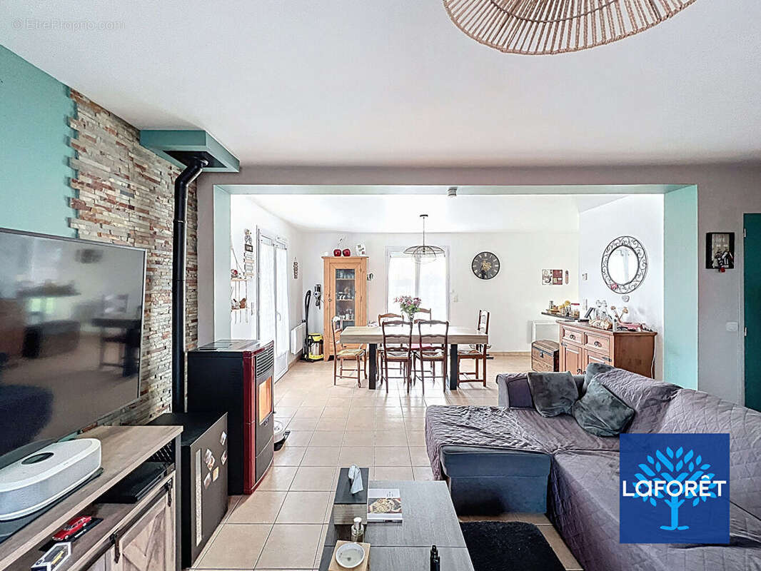 Maison à D'HUISON-LONGUEVILLE