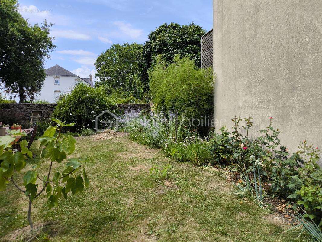 PLUVIGNER – Maison de caractère avec jardin clos de murs au cœur du bourg - photo 19