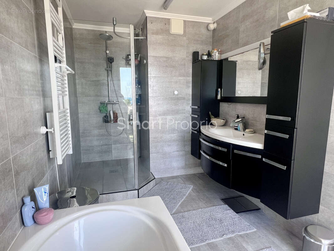 Appartement à SAINT-LAURENT-DU-VAR