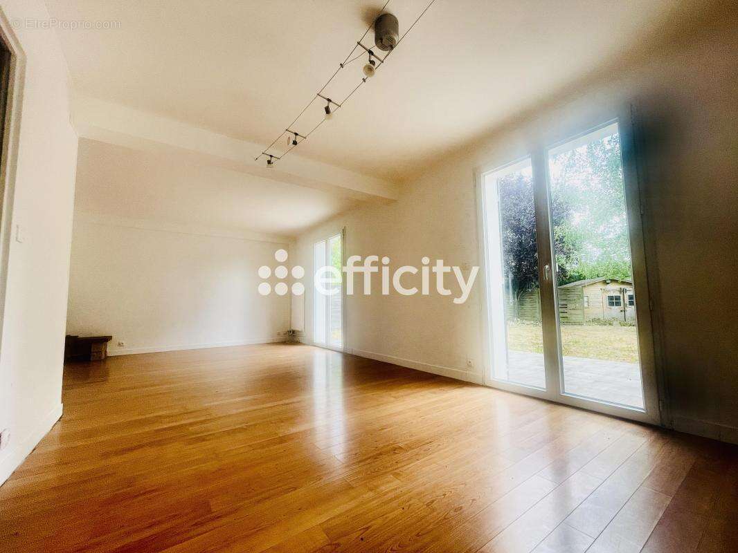 Maison 168 m² à Savigny-Le-Temple  - photo 11