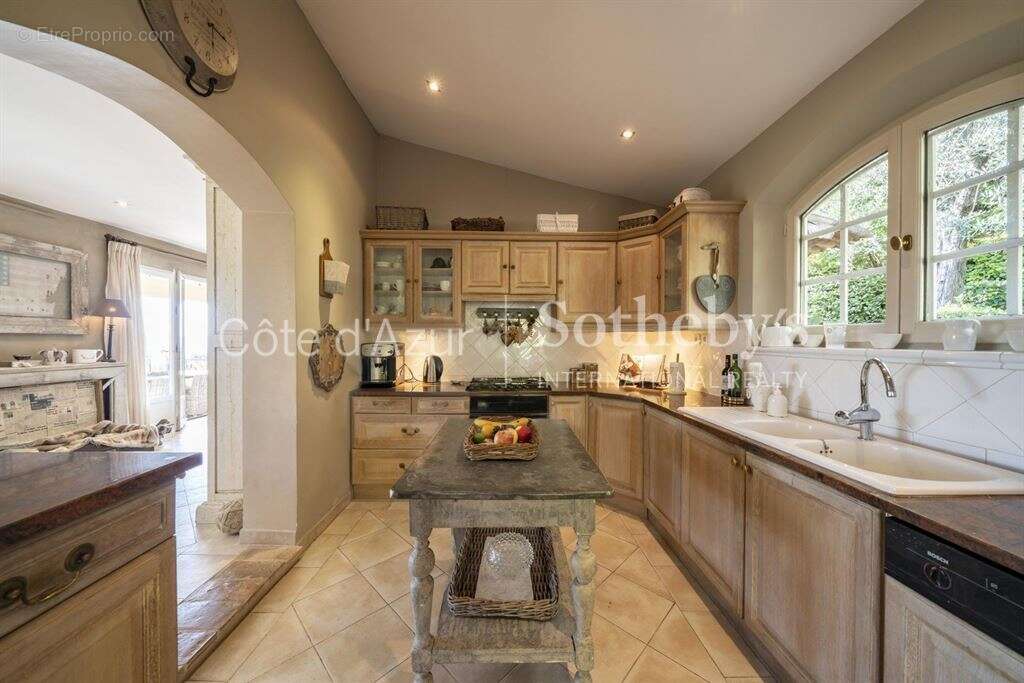 Maison à CHATEAUNEUF-GRASSE
