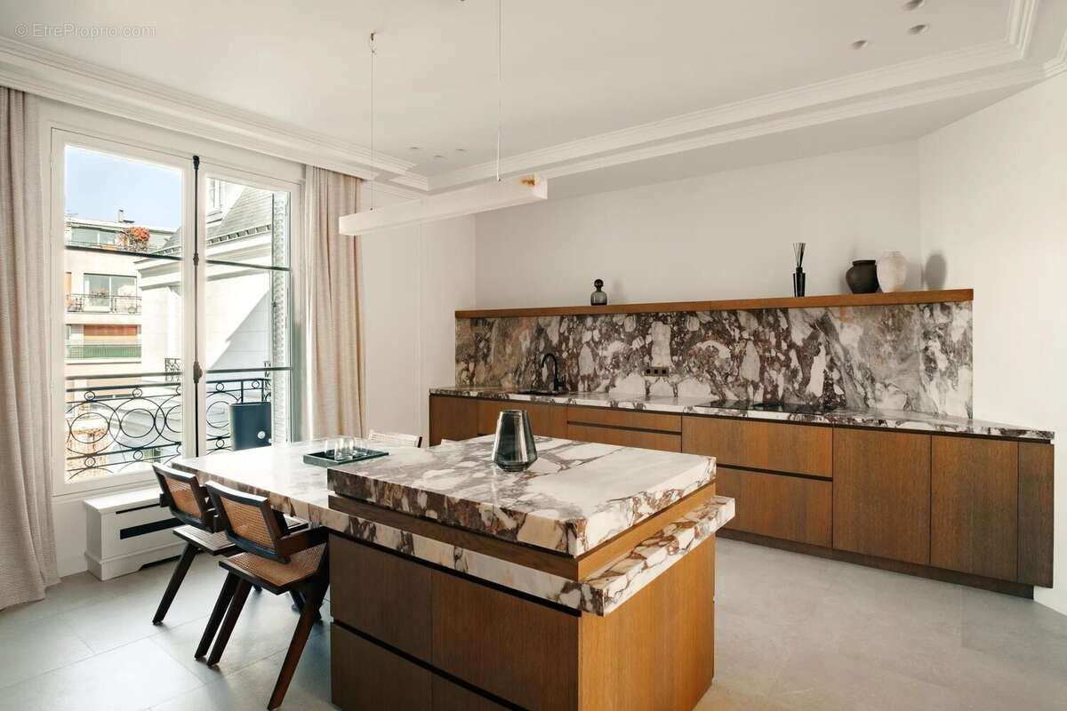 Appartement à PARIS-16E