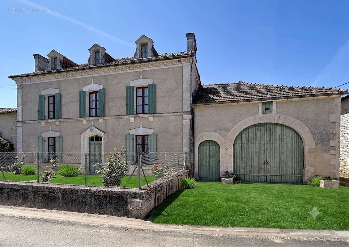 20KM NORD ANGOULEME Maison charentaise de caractère avec dépendances - photo 13