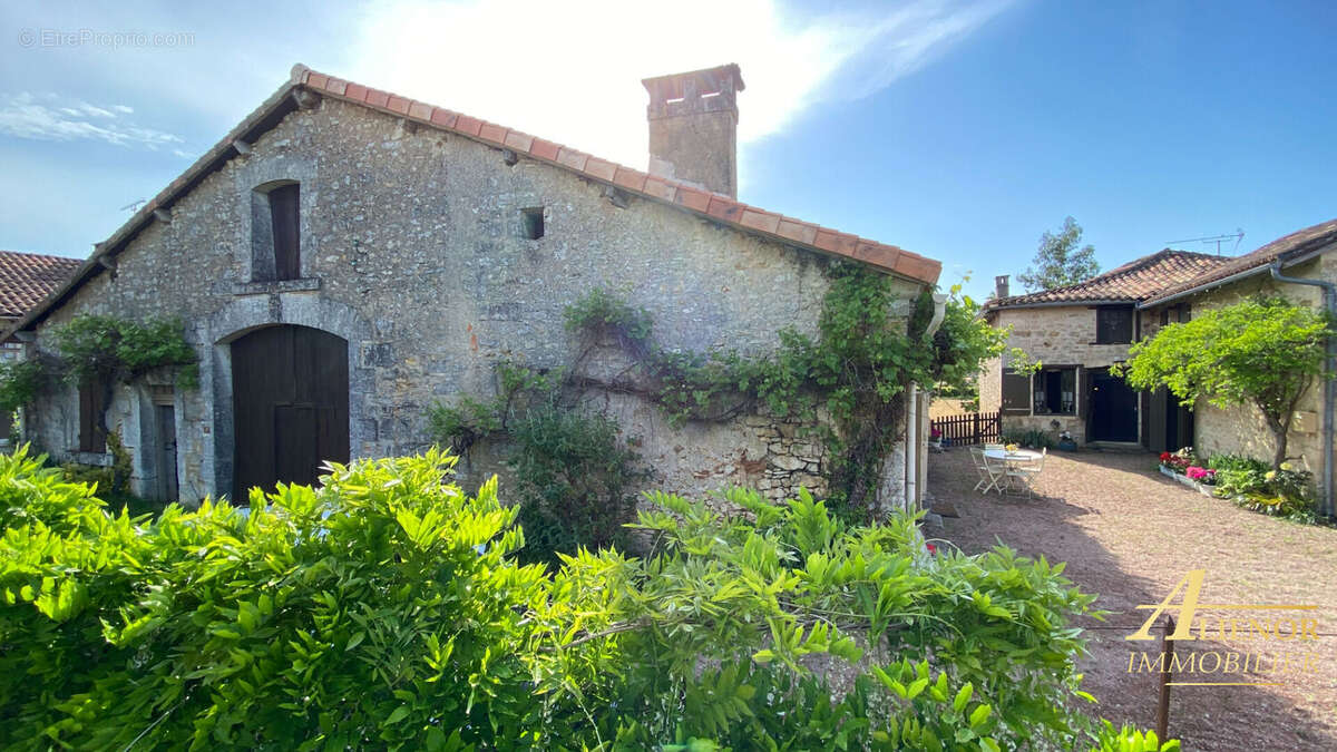 Propriété pierre avec gîte et dépendances - proche Brantôme, Quinsac 24530, - photo 3