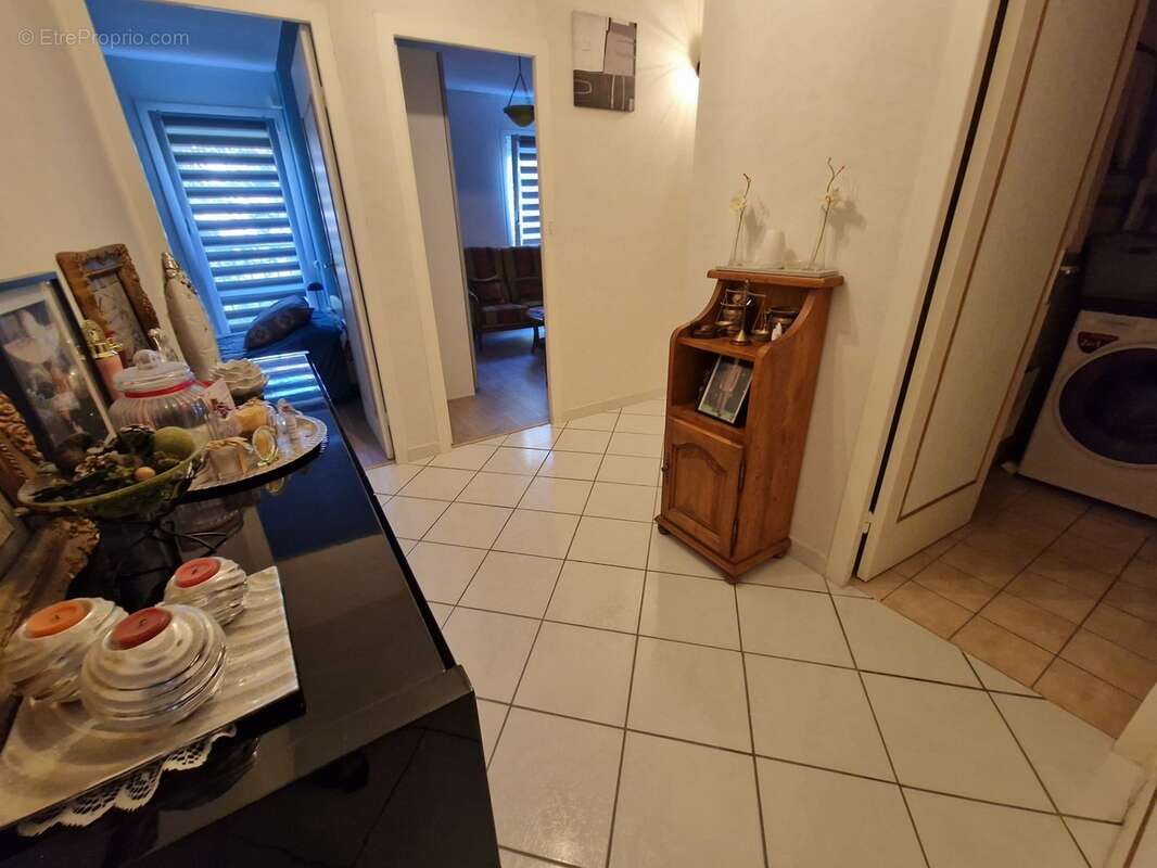 APPARTEMENT à vendre 5 pièces d'env 90 m2 VITTEL (88) avec BALCON, GARAGE, 2 CAVES - photo 3