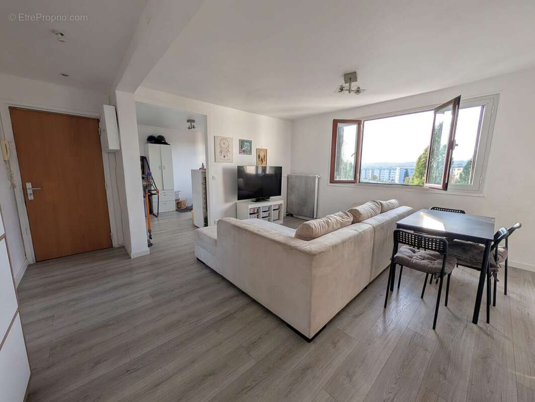 Appartement à LES CLAYES-SOUS-BOIS