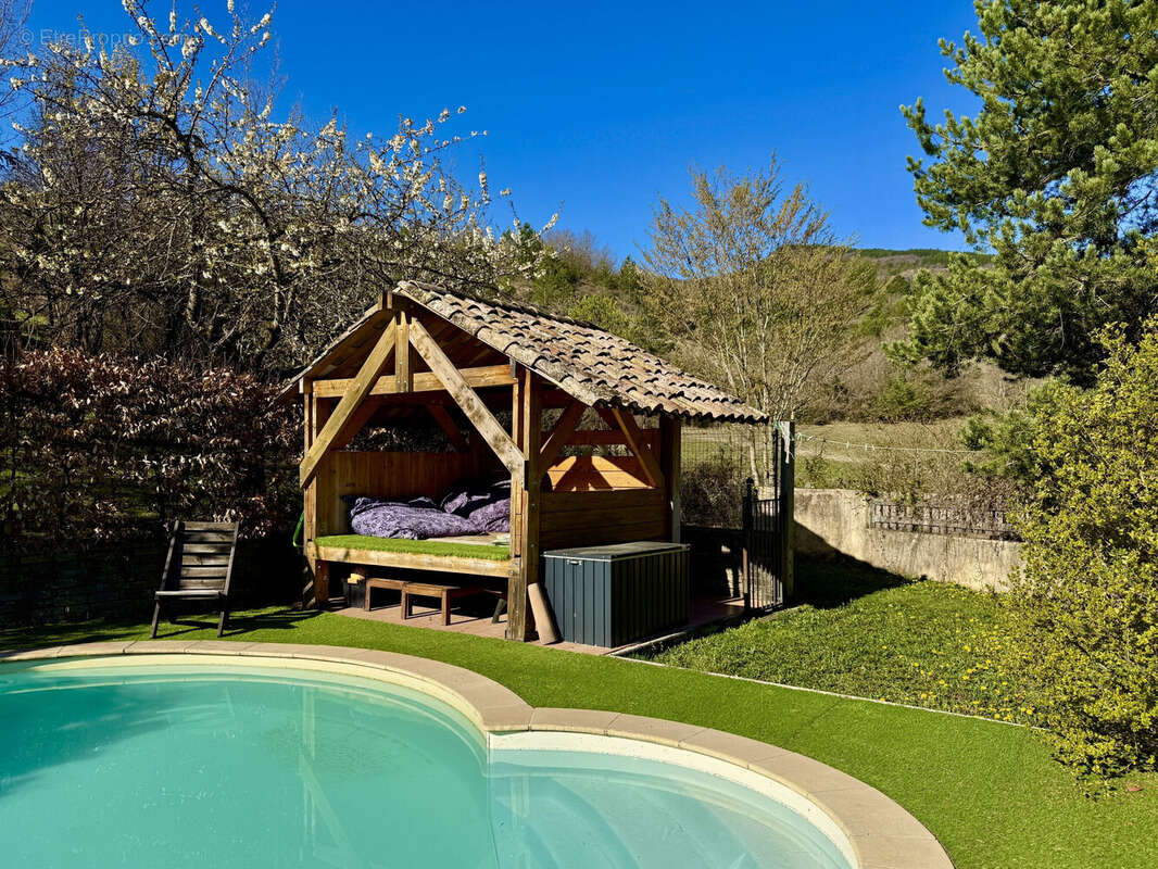 Dickjan POPPEMA d'eXp France vous propose un business provençal - Maison à BARRET-SUR-MEOUGE