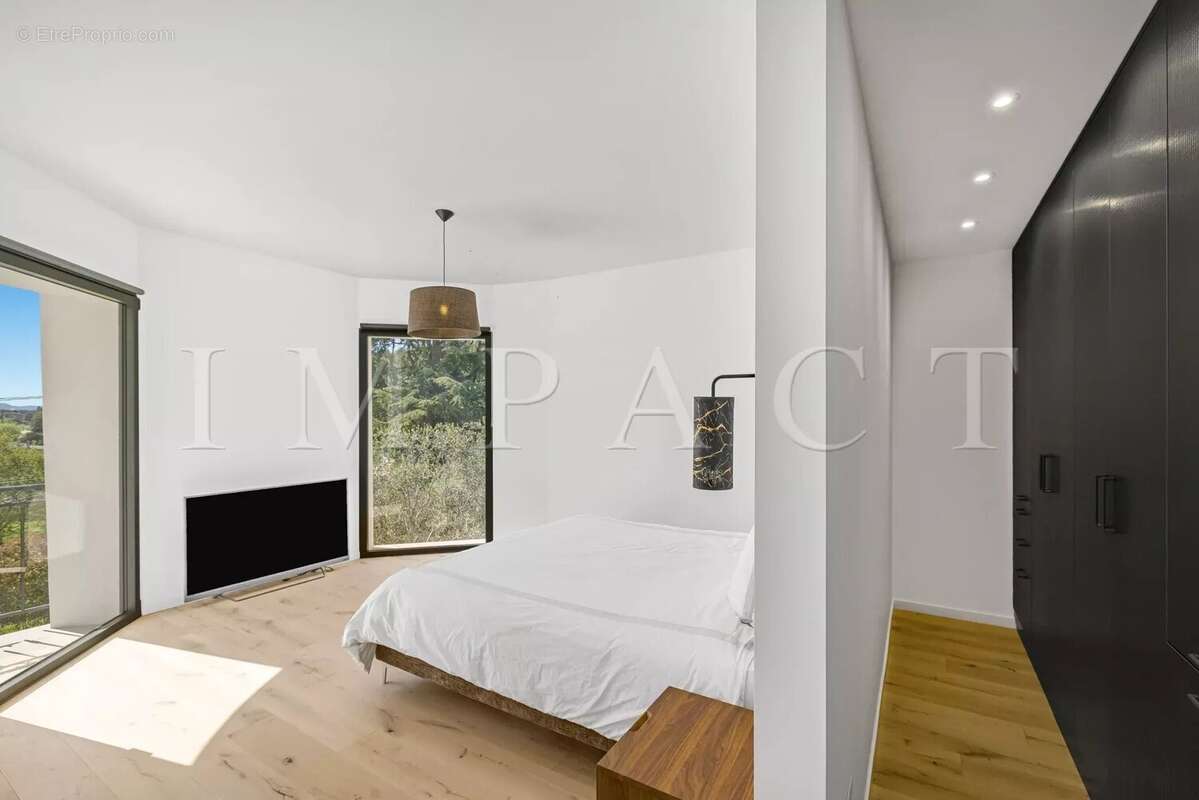 Maison à CHATEAUNEUF-GRASSE