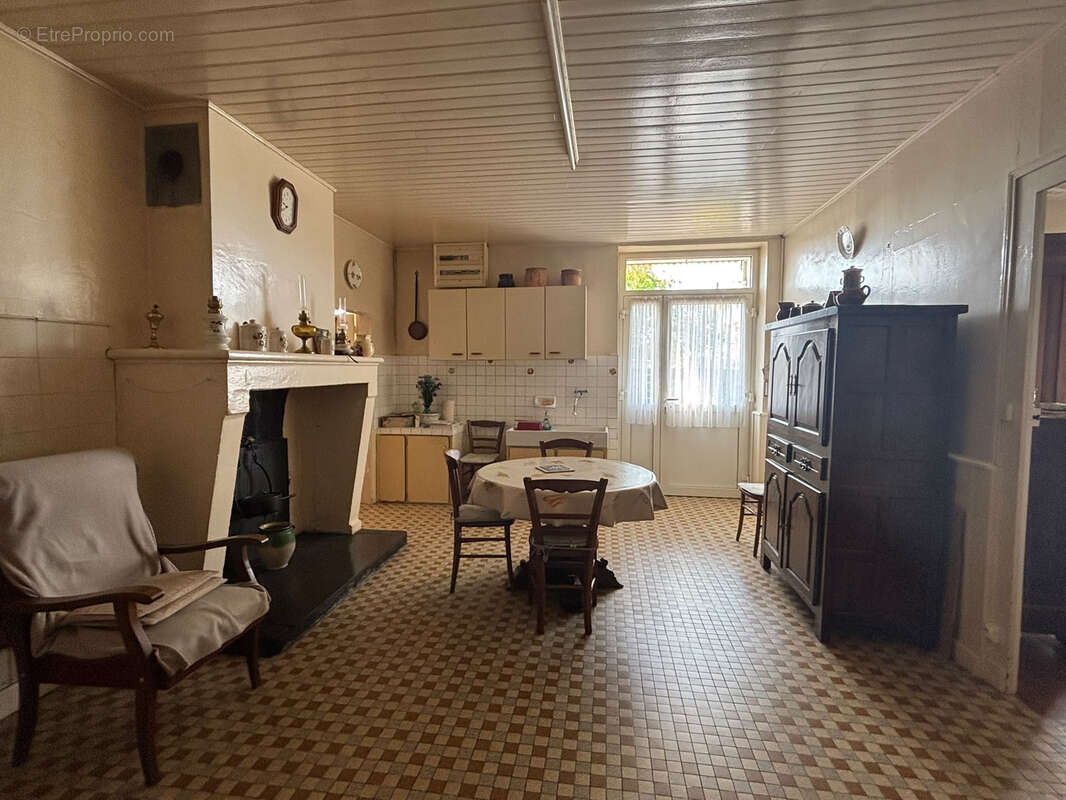 Maison en pierre 141 m2, 4 chambres, dépendances et jardin clos ! - photo 4