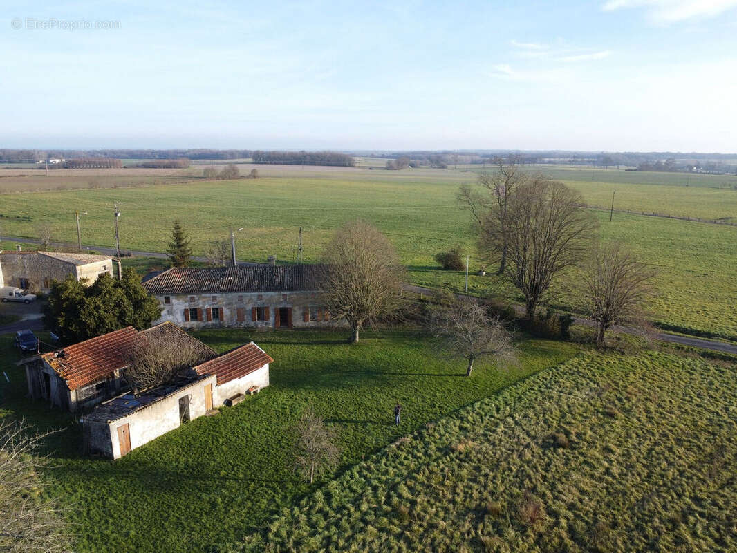 Maison à NIEUL-LE-VIROUIL