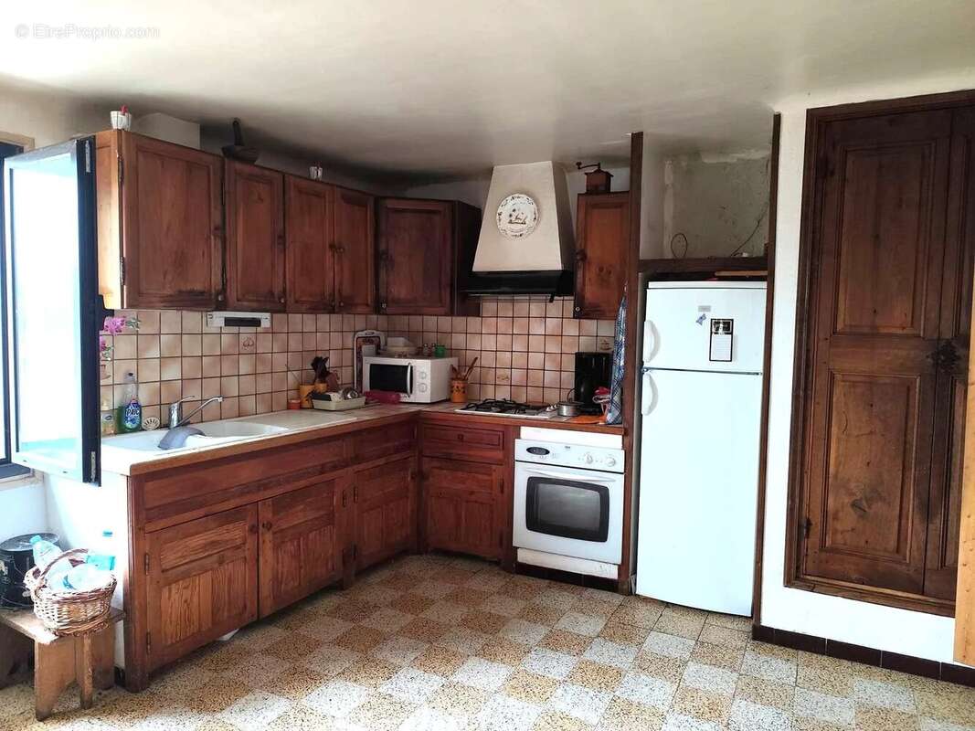 Appartement à CASTELLET-LES-SAUSSES