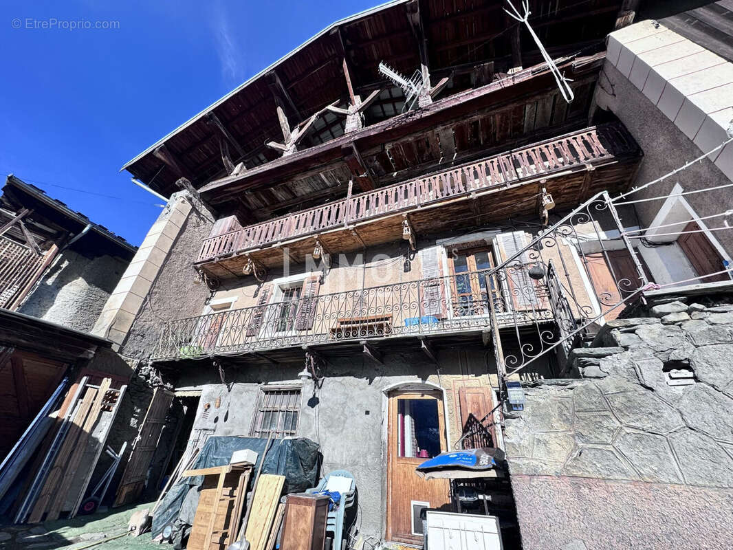 Maison à LES CHAPELLES
