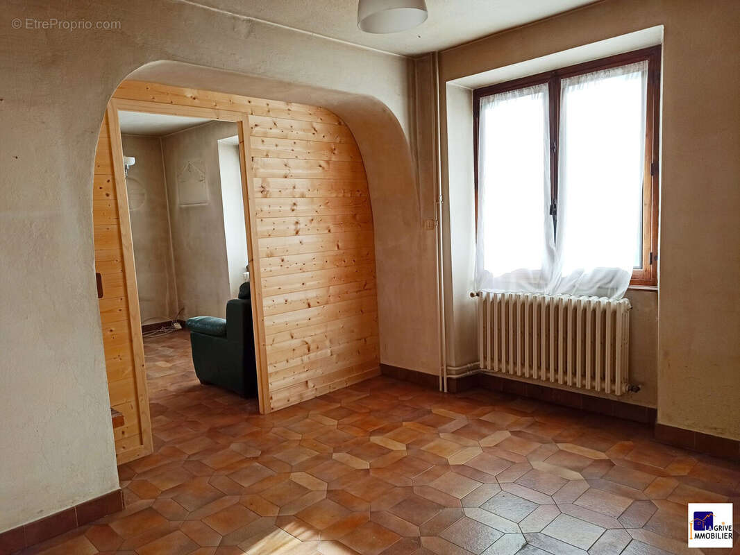 Maison à SAINT-GEORGES-DES-HURTIERES