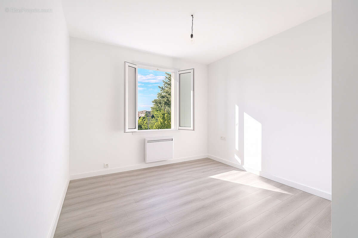 Maison à SAINT-MITRE-LES-REMPARTS