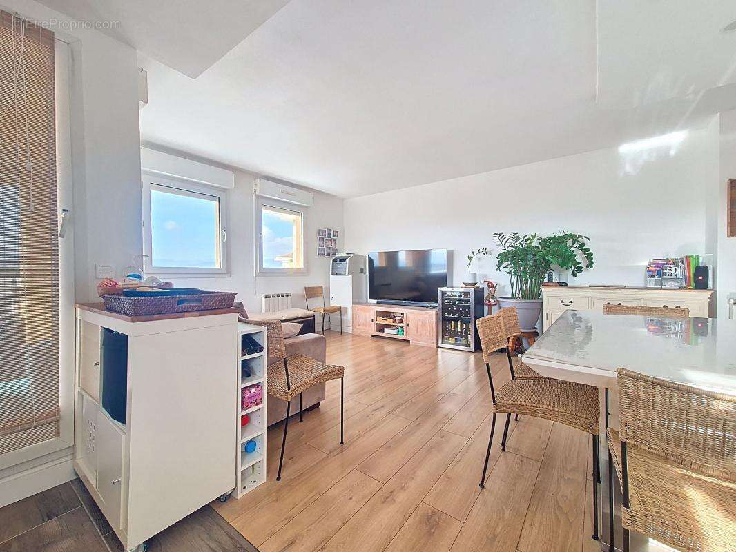 Dernier etage / traversant d'angle. residence avec piscine - photo 5