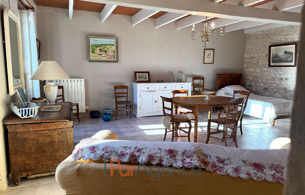 Maison à CHAILLEVETTE