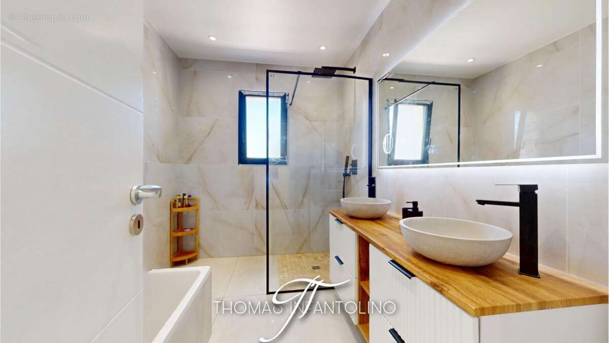 En exclusivite - plain pied - 3 chambres - 1 suite parentale - salle de bain - salle d'eau - piscine - pool house - photo 11
