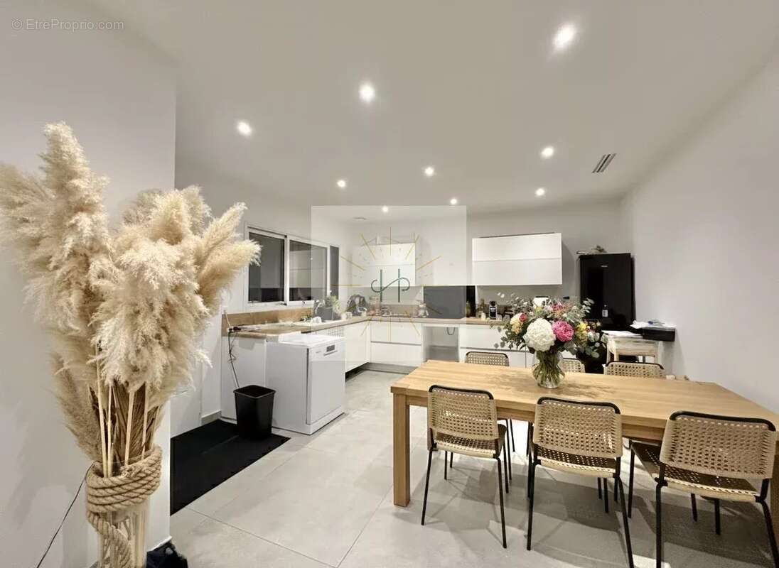 Maison à MONTELIMAR